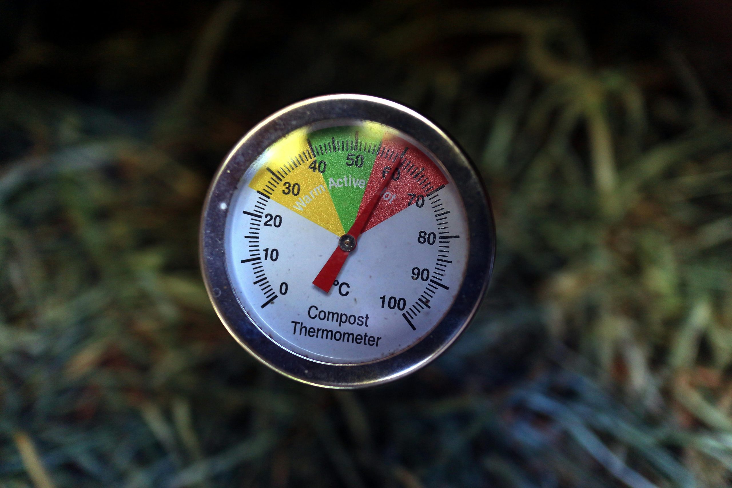 Composteren in een moestuin met thermometer